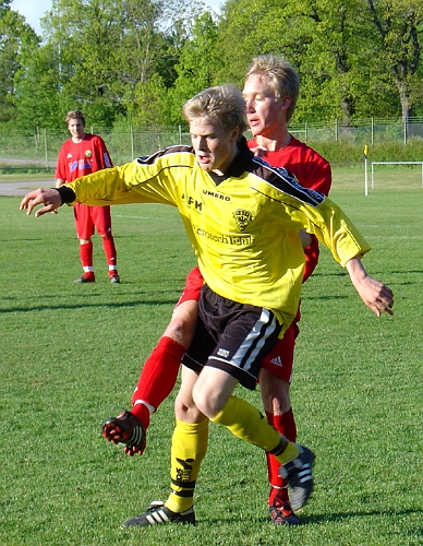 2004_0521_07.JPG - Arboga Södra's nr.6 Nicke Johansson i närkamp med en IK Frankespelare. (Nicke Johansson gjorde även 2-0 målet i dagens match)